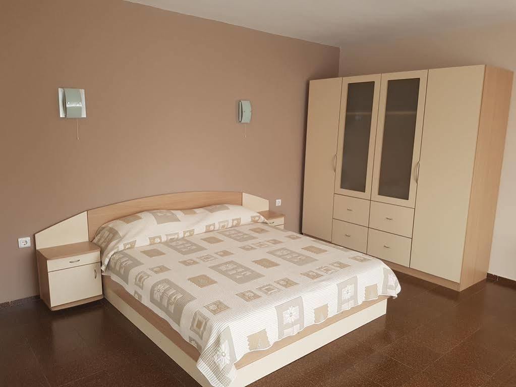Family Hotel Alfa Vita Sozopol Bagian luar foto